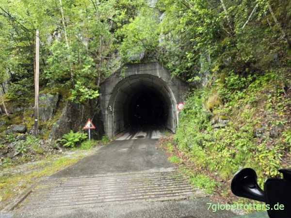 Tunneleingang zum Bergbauernhof Kjeåsen Tunneleingang zum Bergbauernhof Kjeåsen