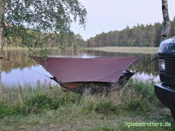 Ultraleichte Hängematte mit Tarp in Schweden Ultraleichte Hängematte mit Tarp in Schweden