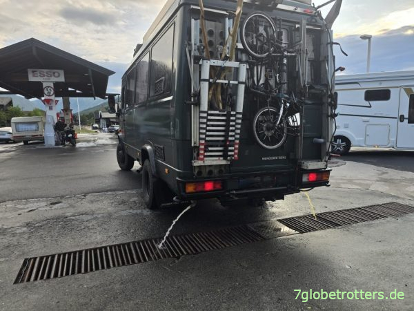 Abwasser- und Urinentsorgung an der Tankstelle Lom