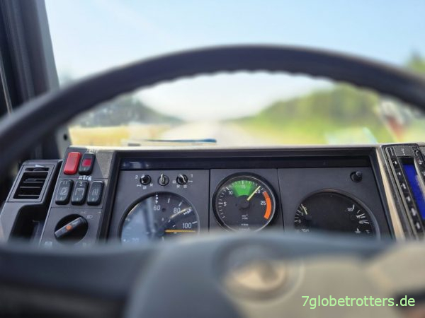 Armaturenbrett des Mercedes 711D mit Drehzahlmesser Armaturenbrett des Mercedes 711D mit Drehzahlmesser