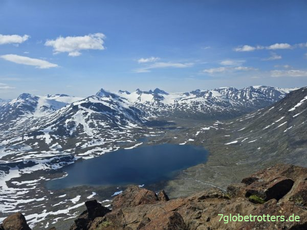 Ausblick von der Kyrkja (2032 m) ins Leiradal
