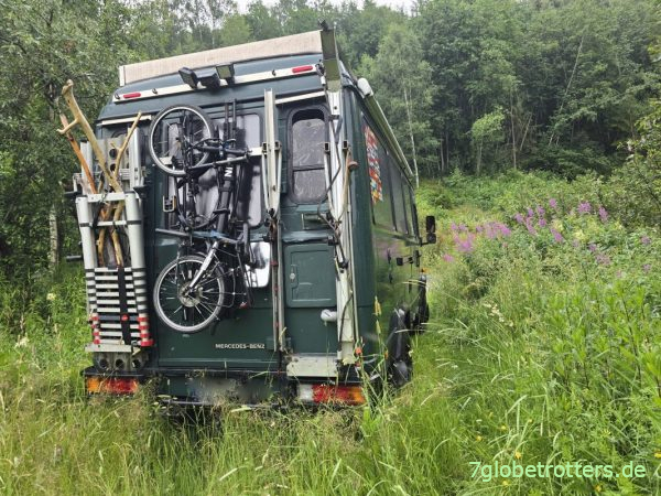 Mercedes 711 ohne Allrad auf der nassen Wiese