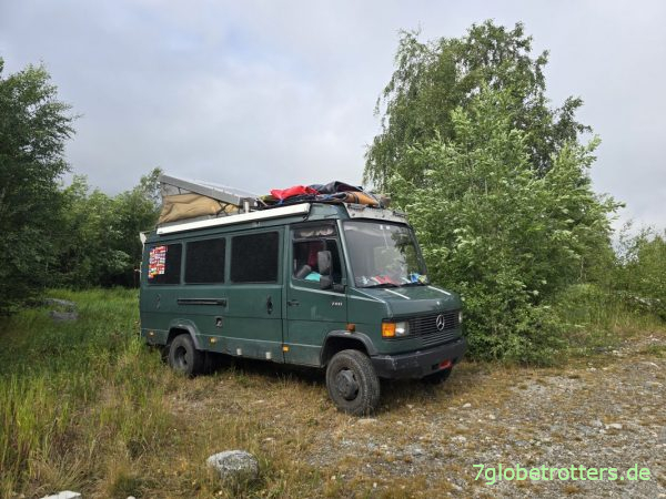 Mercedes 711D am Stellplatz Lom