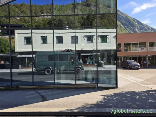 Mercedes 711D im Spiegel der &Oslash;vre &Aring;rdal Mall