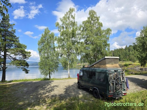 Mercedes 711D mit Aufstelldach am Mj&oslash;sa-See