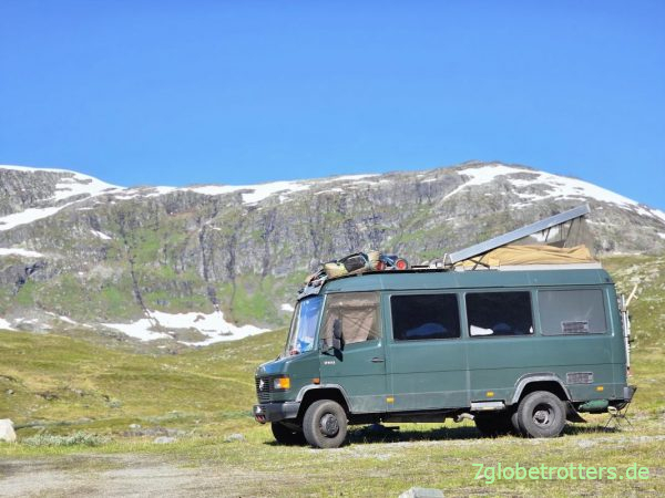 Mercedes 711D mit Aufstelldach am Tindevegen