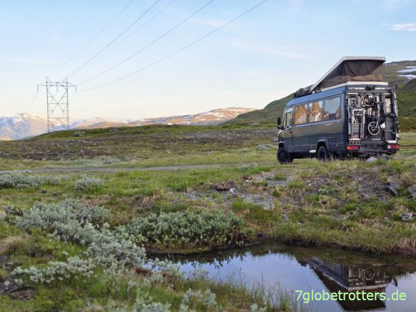 Mercedes 711D um 21.42 Uhr am Tindevegen