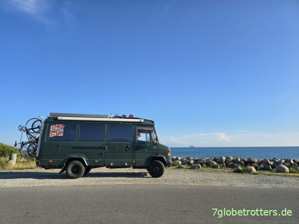 Mercedes 711D und die 2. verpasste Scandlines-Fähre vor Gedser Odde Mercedes 711D und die 2. verpasste Scandlines-Fähre vor Gedser Odde