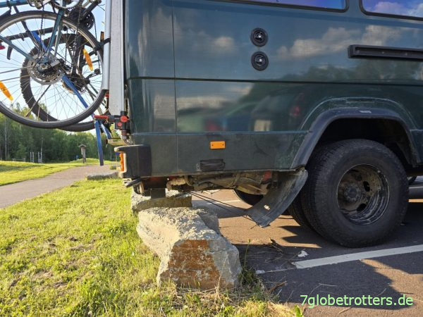 Parken dank H&ouml;herlegung am Badplats Lanna