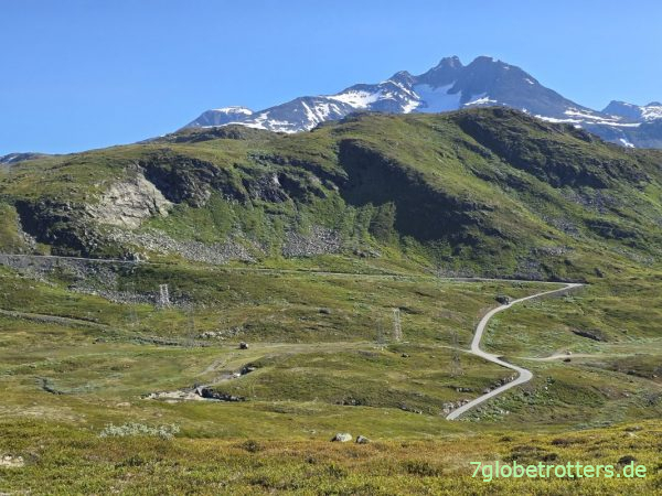 Serpentinenstra&szlig;e Tindevegen mit dem Storen 2405 m