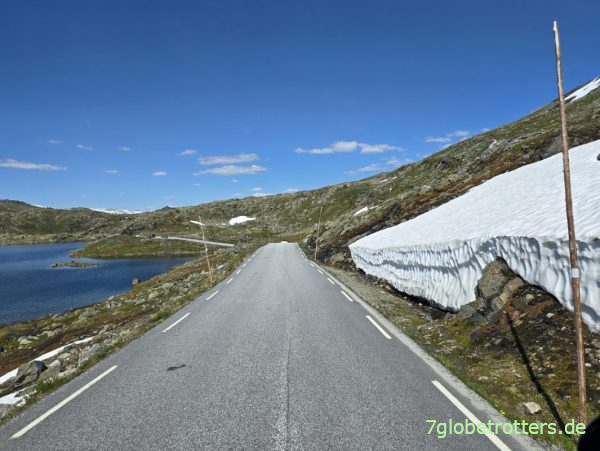 Sommerliche Schneefelder am Sognefjellsveien
