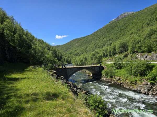 Steinbr&uuml;cke &uuml;ber den Smeddalselvi