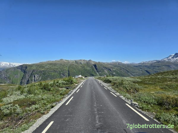 Tindevegen mit Abbruch vom Berdalsfjellet ins Skautatal