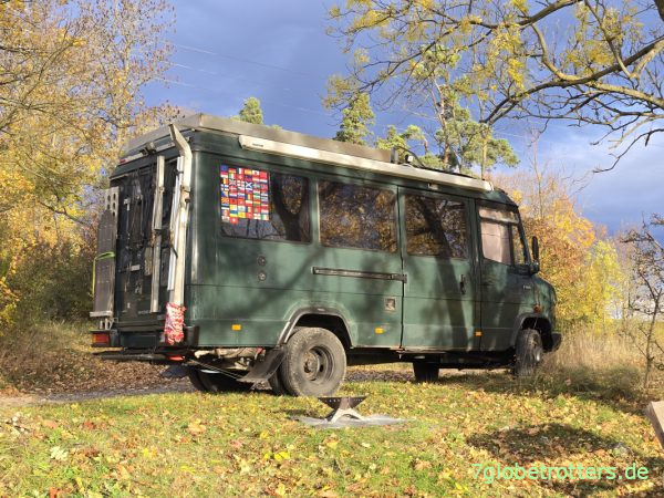 Mercedes 711D auf Herbstwanderung auf dem Thüringer 3-Türme-Weg